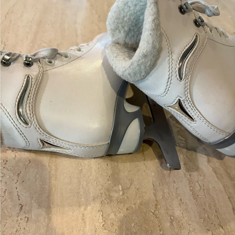 Soft Skate by Jackson Mark 1 White Figure Skates, 12J (12 Junior) Blade is 7 1/3 - Picture 9 of 16